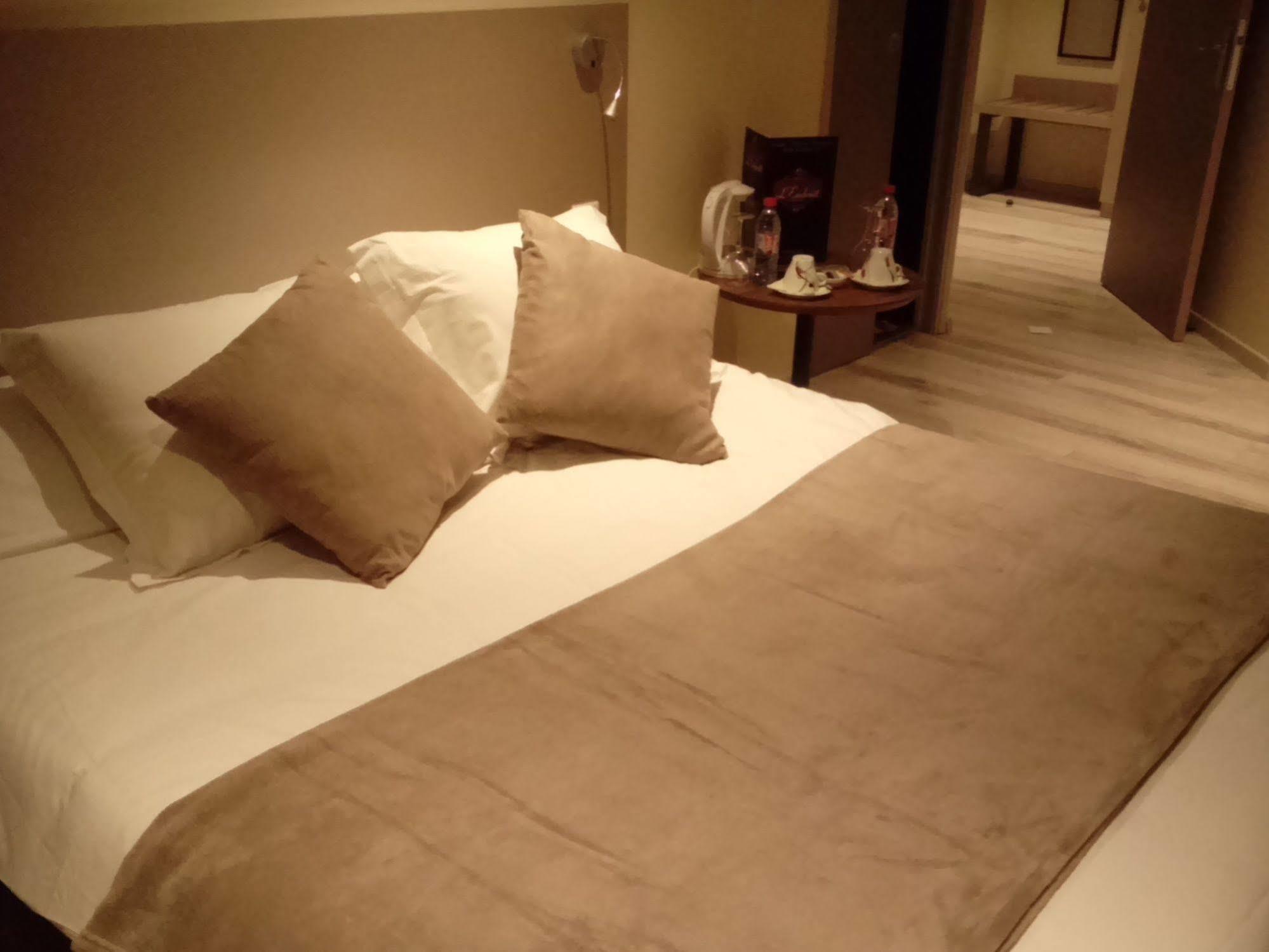 Le Grand Hotel Maubeuge ภายนอก รูปภาพ