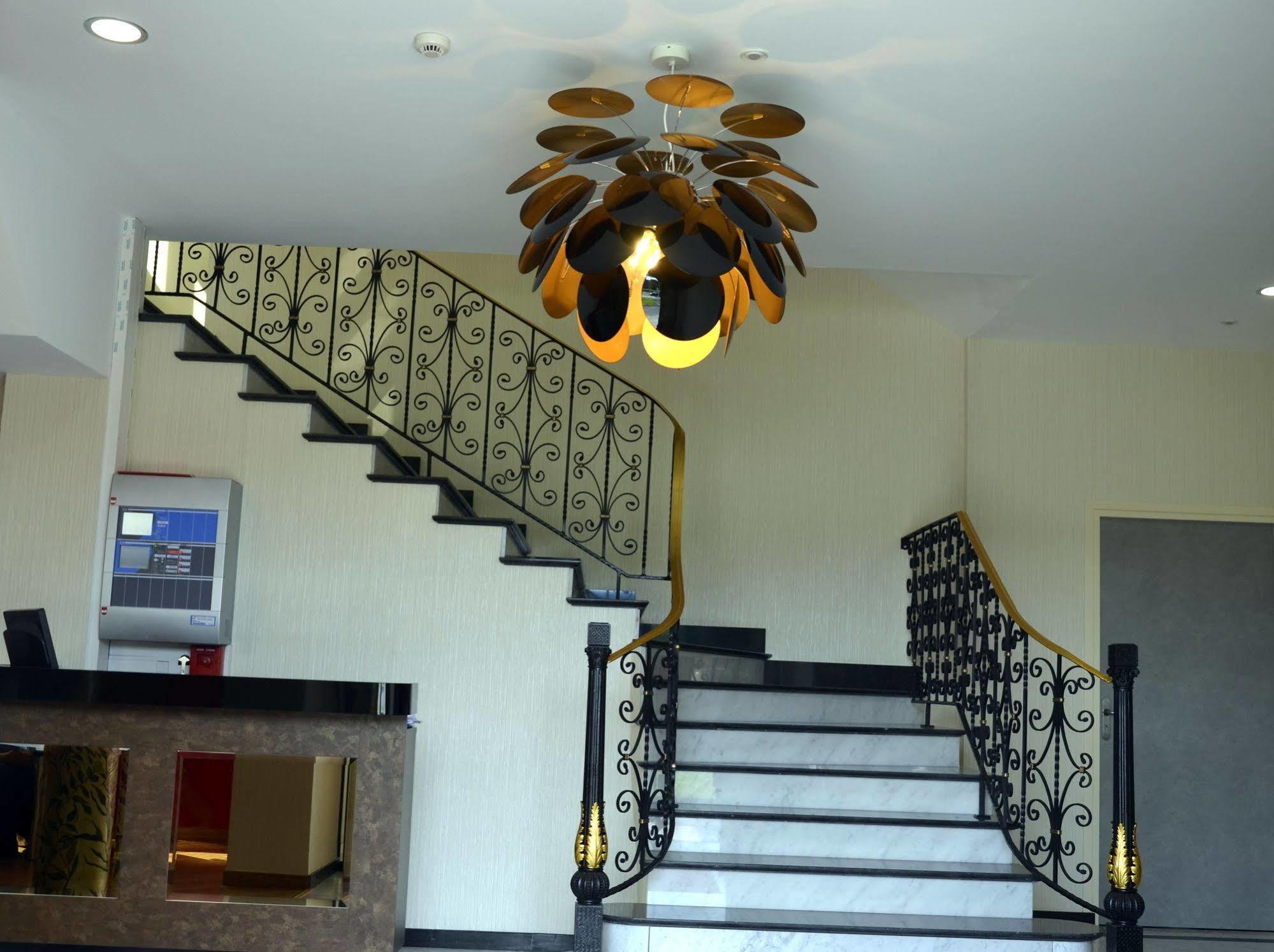 Le Grand Hotel Maubeuge ภายนอก รูปภาพ